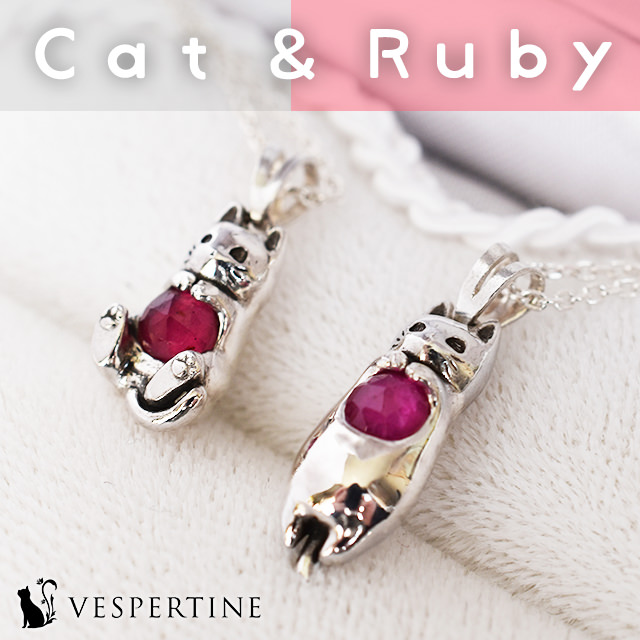 ルビーが輝く猫のネックレス